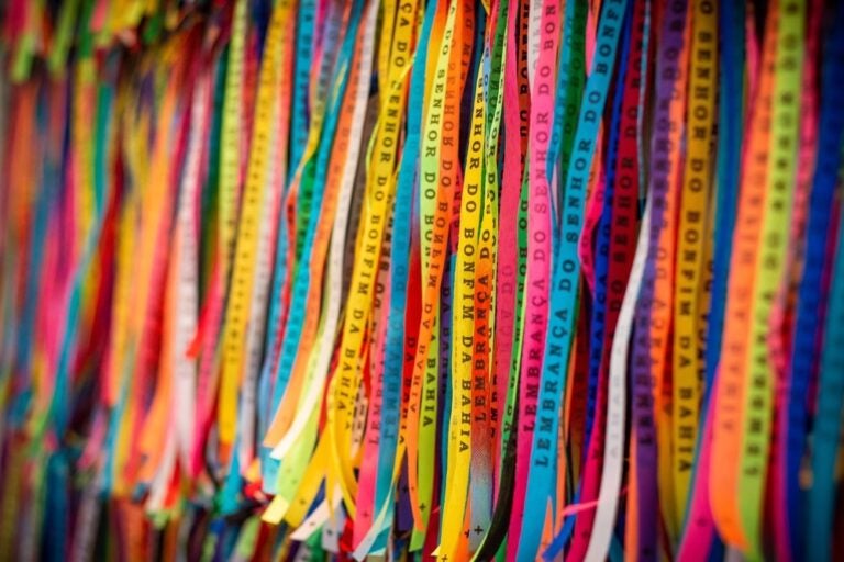 Vari braccialetti del Senhor do Bonfim come colorati souvenir di Salvador - Bahia.