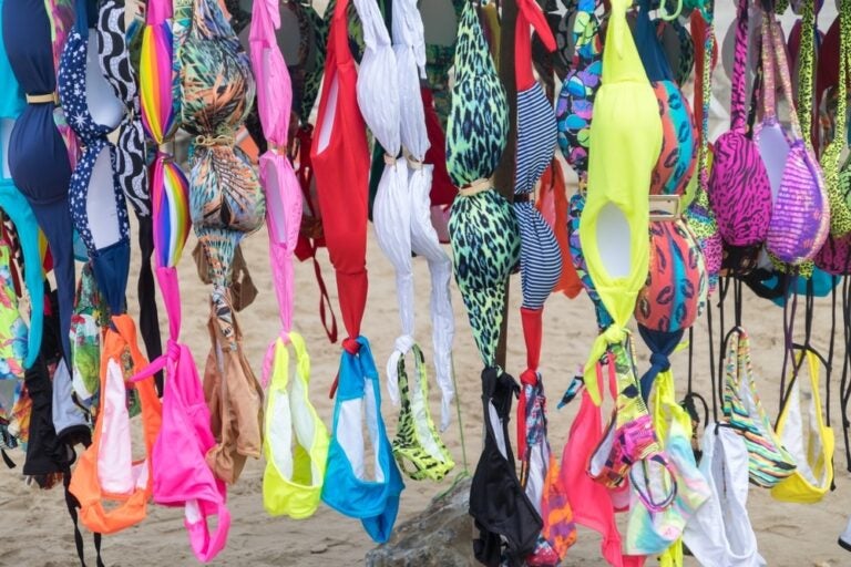 Bancarella che vende costumi da bagno sulla spiaggia di Ipanema, a Rio de Janeiro, in Brasile.