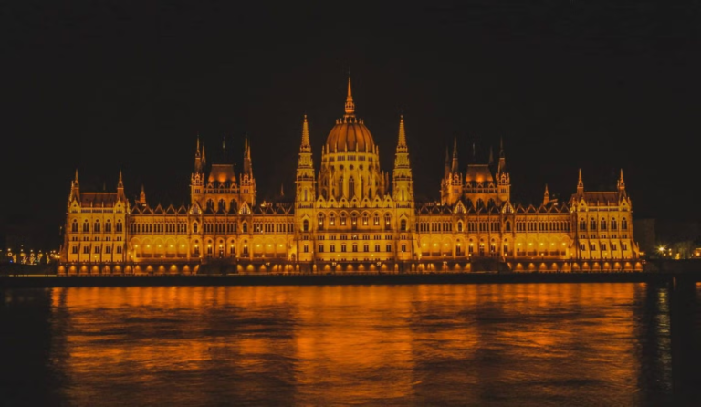 cose da fare a budapest: Il Parlamento di Budapest visto dal Danubio.
