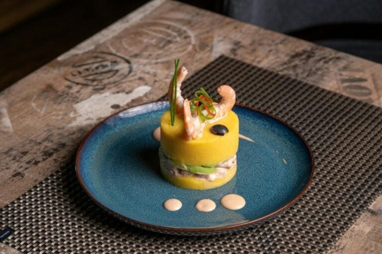 Piatto gourmet con gamberetti e patate.