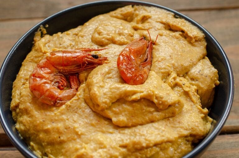 atapá, un piatto tipico della cucina bahiana, a base di gamberetti secchi, arachidi, anacardi, zenzero, latte di cocco e olio di palma.