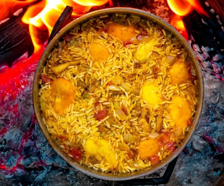 Piatto tradizionale brasiliano a base di riso, pollo e pequi, caryocar brasiliense.