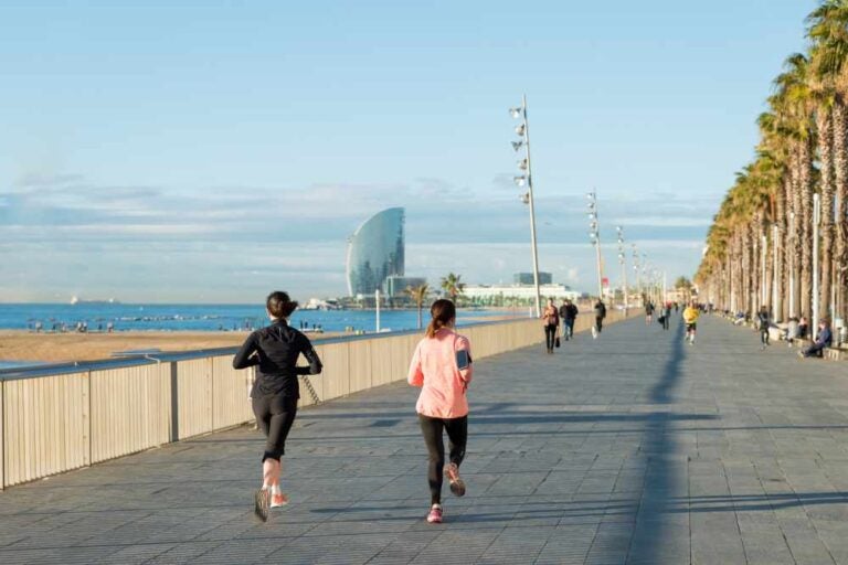 Fare jogging sulla spiaggia di Barcellona, nella Barceloneta. 