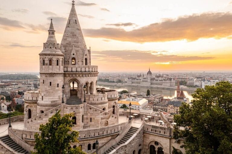 Il Bastione dei Pescatori e il Parlamento a Budapest