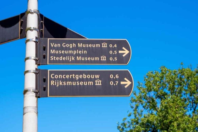 Segnaletica direzionale per il Van Gogh Museum, il Rijksmuseum e lo Stedelijk Museum di Amsterdam, nei Paesi Bassi.