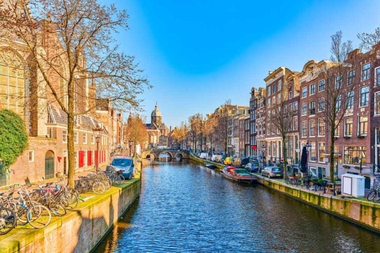 I canali di Amsterdam all’inizio della primavera.
