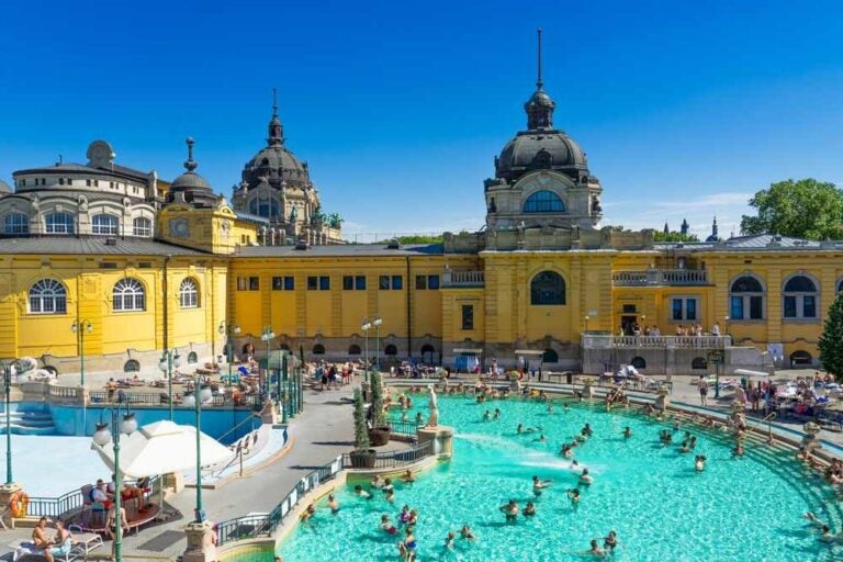Il bagno medicinale Széchenyi a Budapest, il più grande bagno medicinale in Europa.