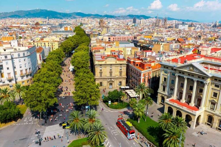 Vista aerea su La Rambla dal monumento di Cristoforo Colombo, con quarti di El Raval a sinistra e Barri Gotic a destra a Barcellona, Catalogna, Spagna