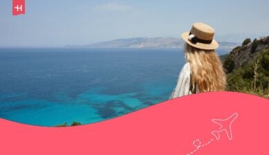 Donna con il cappello che ammira una bellissima laguna blu
