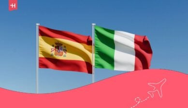 Bandiere ondeggianti di Spagna e Italia e Cielo Azzurro