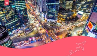 Velocità del traffico attraverso un incrocio di notte a Gangnam, Seul in Corea del Sud.