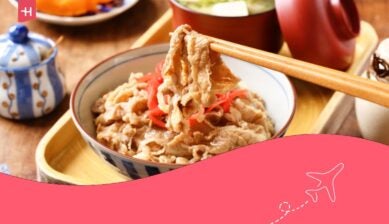 Gyudon: una ciotola di riso con fettine di manzo, cipolla e salsa dolce.