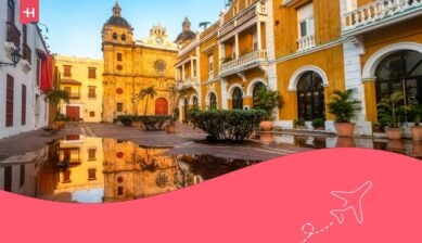 La storica piazza Plaza de San Pedro nella città vecchia di Cartagena, Colombia