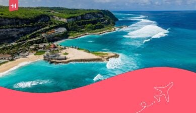 Veduta aerea della costruzione costiera sulle rive turchesi della spiaggia di Melasti, Bali