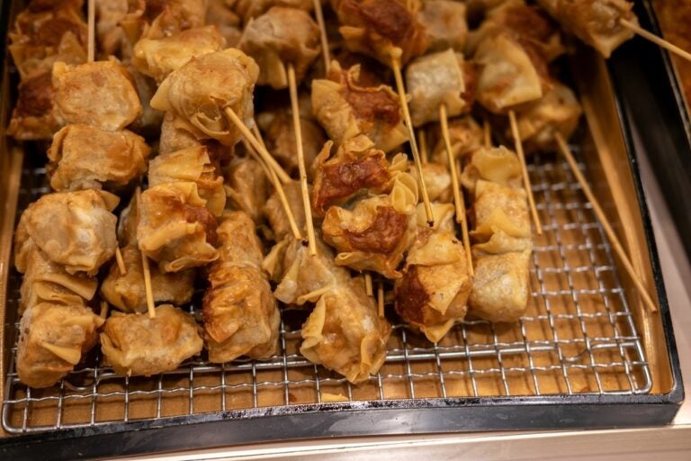 Kushikatsu, deliziosi spiedini fritti con wasabi autentico serviti su una griglia.