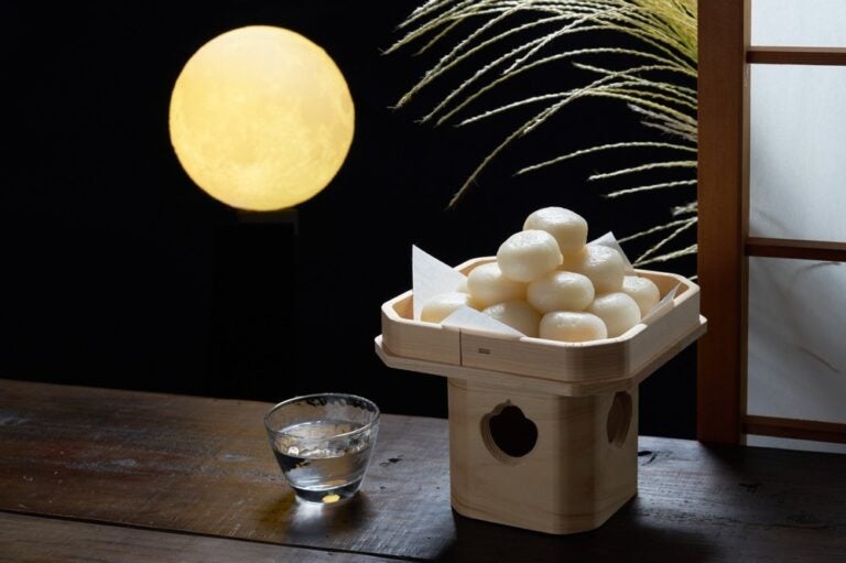 Mochi su un tradizionale vassoio di legno.