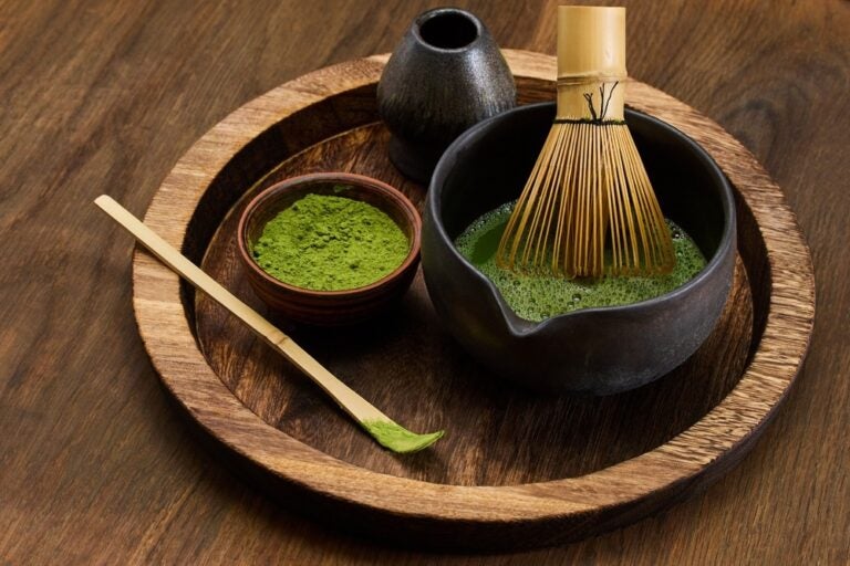 Preparazione tradizionale del tè matcha.