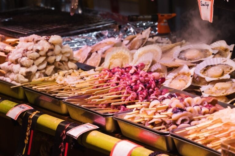 sposizione di pesce crudo al famoso mercato ittico di Nishiki a Kyoto, in Giappone.