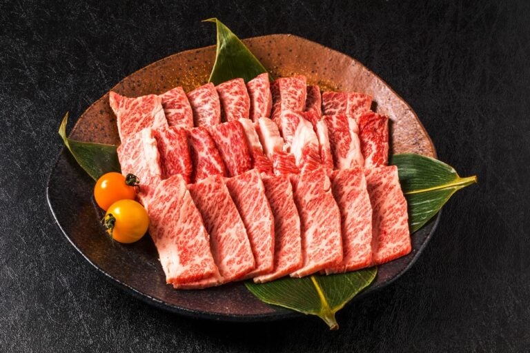Manzo di Kobe crudo tagliato a fettine.
