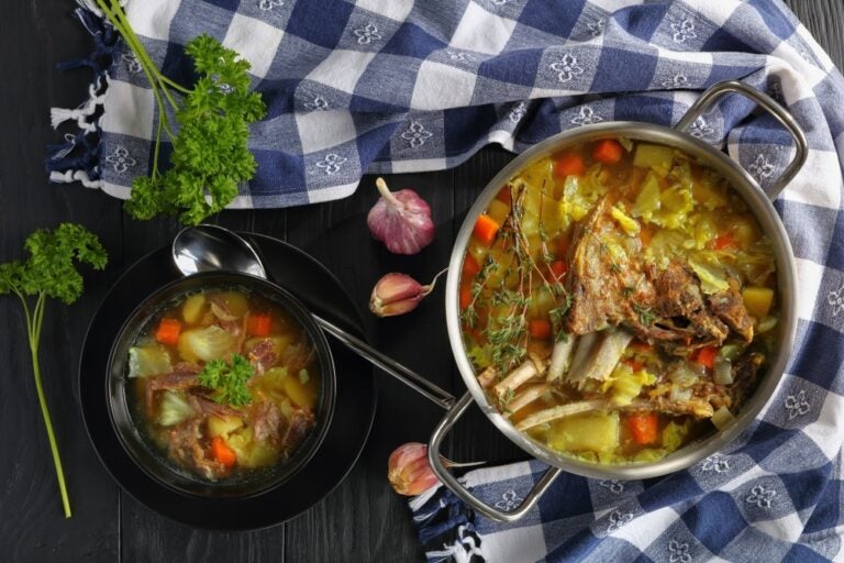 Primo piano di una deliziosa zuppa islandese di agnello con verdure e spezie, detta anche “kjotsupa”.