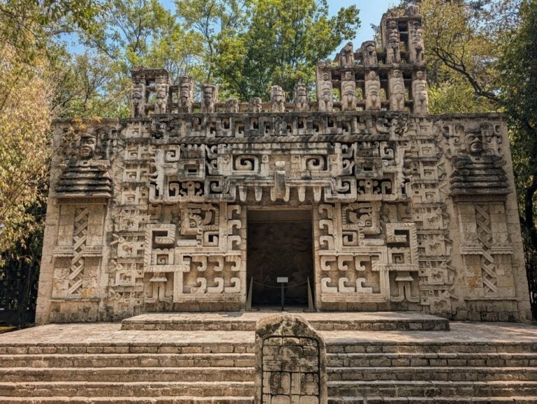 Ricostruzione di un tempio mesoamericano nella giungla presso il Museo Nazionale Antropologico del Messico.