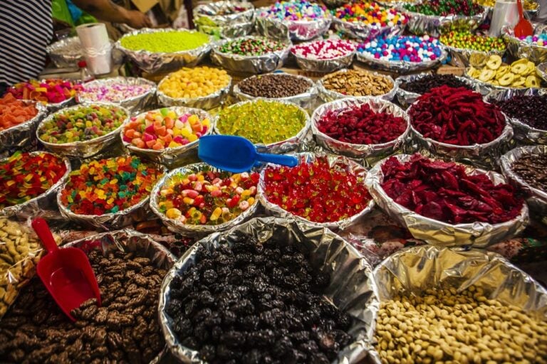 Al mercato di Città del Messico si vendono snack come arachidi, gelatine e caramelle. Mercado de Jamaica.
