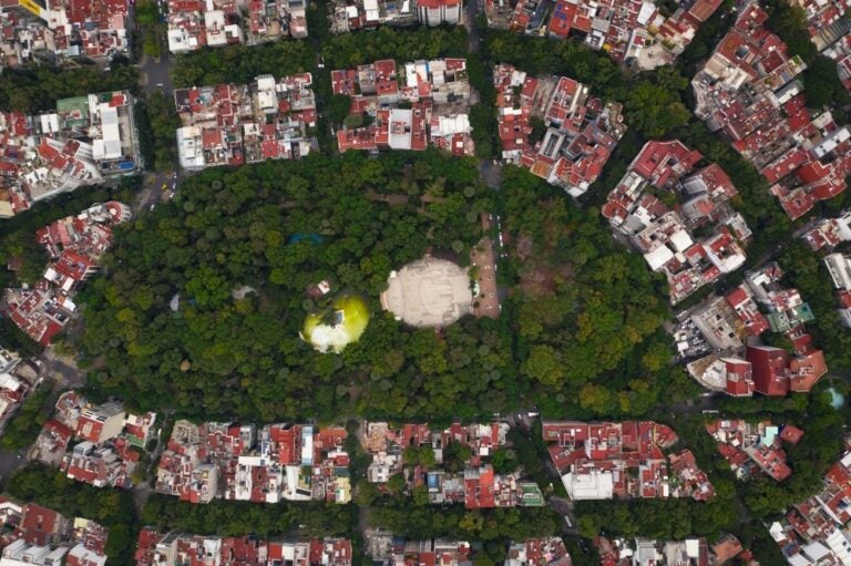 Vista panoramica del quartiere della Condesa, che mette in risalto l'architettura delle case e dei parchi.