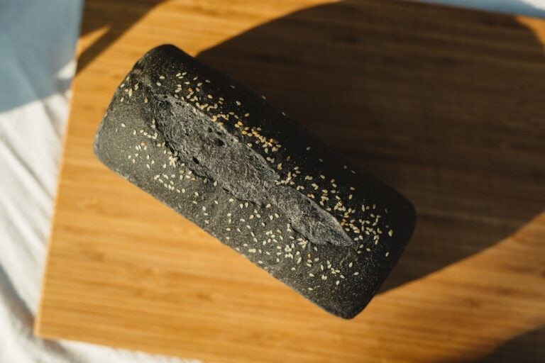 agnotta di pane nero nero su legno.