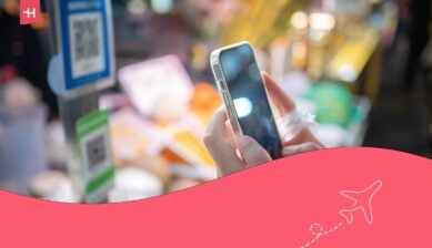 Una persona usa uno smartphone per scansionare un codice QR