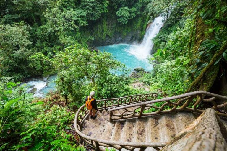 Maestosa cascata nella giungla della foresta pluviale del Costa Rica.