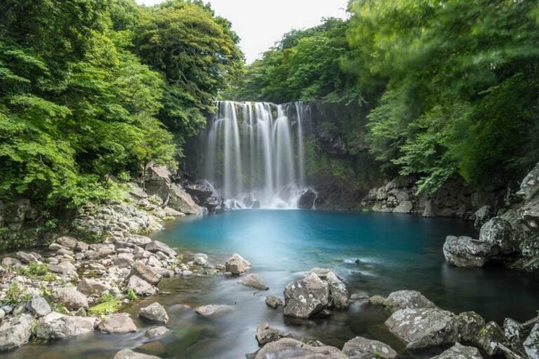 Cascata di Cheonjeyeon sull'isola di Jeju, Corea del Sud
