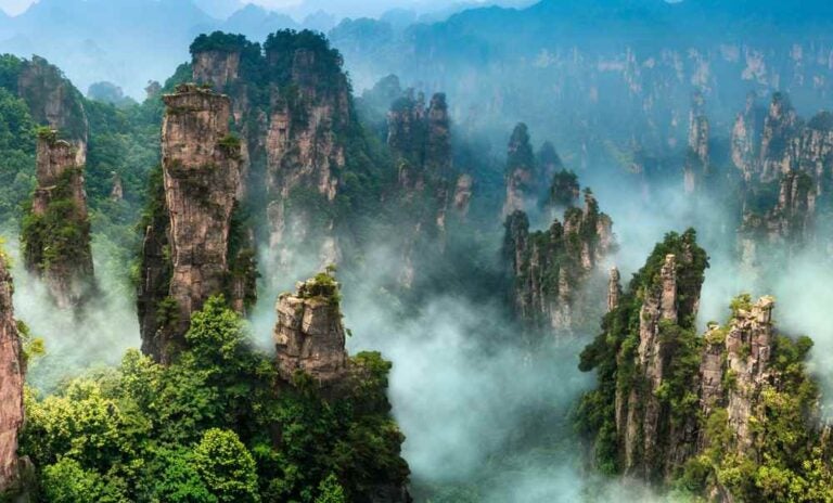 La montagna a strapiombo di Zhangjiajie a Wulingyuan, Hunan, Cina