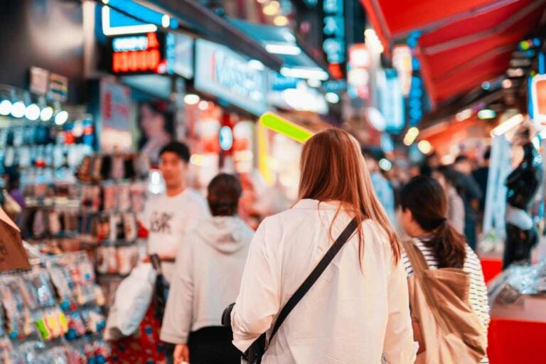 Myeongdong è uno dei quartieri più alla moda di Seul per lo shopping.