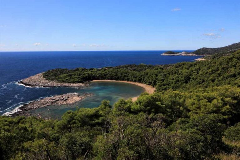 Vista panoramica della spiaggia di Saplunara, Mljet, Croazia.