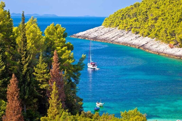 Vista della baia di Pupnatska Luka sull'isola di Korčula, meta velistica, nell'arcipelago della Dalmazia meridionale in Croazia.
