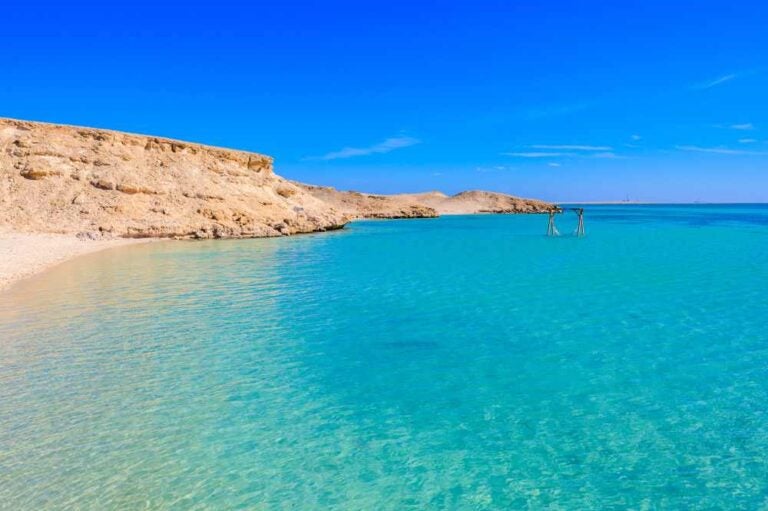 La spiaggia di Orange Bay, con acque cristalline e azzurre e sabbia bianca.