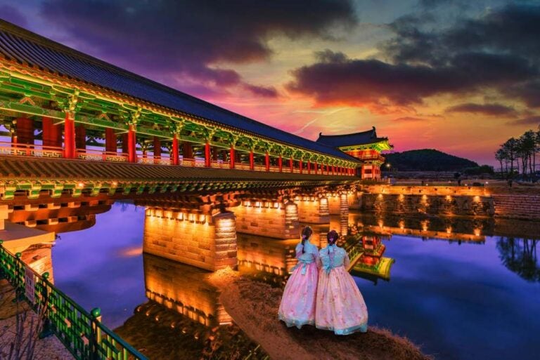 Alba sul ponte Woljeong nella città di Gyeongju, in Corea del Sud.