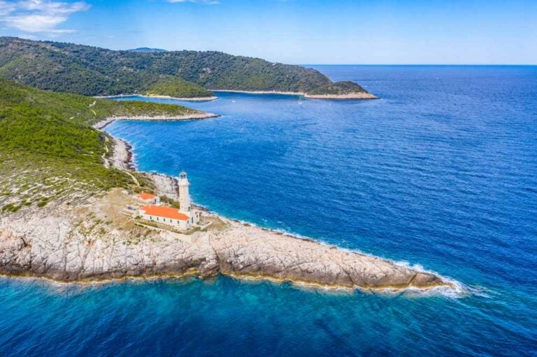 Il faro di Stoncica sull'isola di Vis, nella regione di Spalato-Dalmazia, Croazia, Mare Adriatico.