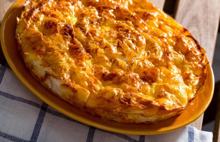 La banitsa, un piatto tradizionale bulgaro preparato disponendo a strati un composto di uova sbattute e pezzetti di formaggio tra fogli di pasta fillo.