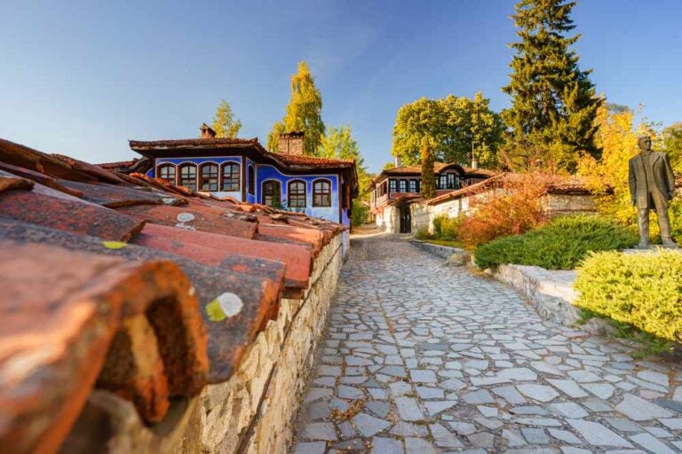 Antica strada di ciottoli con una casa blu d’altri tempi nella città storica di Koprivshtitsa, in Bulgaria.