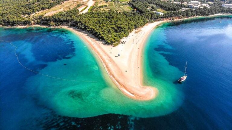 La spiaggia di Zlatni rat vista dall'alto in Croazia.
