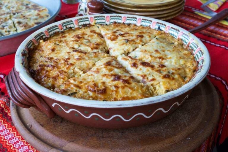 Il piatto nazionale bulgaro Patatnik, a base di patate e formaggio.