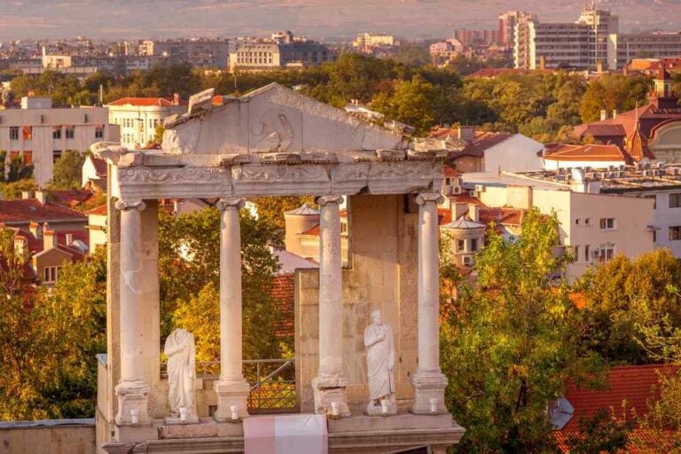 Plovdiv, Bulgaria, statua, colonna e frammento di un antico anfiteatro romano.