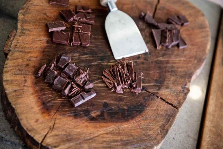 Cioccolato appena prodotto con fave di cacao naturali provenienti dal Costa Rica