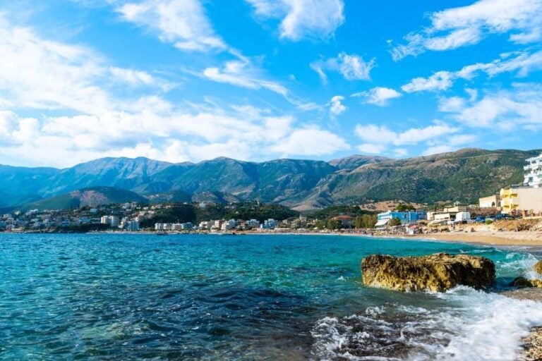  La spiaggia di ciottoli della città di Himare, ai piedi delle montagne, sul Mar Ionio. Albania.