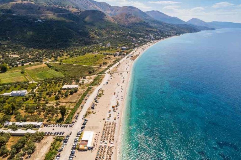 Un tratto della spiaggia lunga 7 km nel villaggio di Borsh, in Albania.