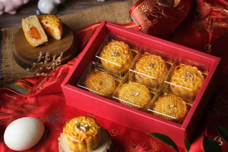 Confezione di mooncake, un dolce tradizionale cinese per la Festa di metà autunno.