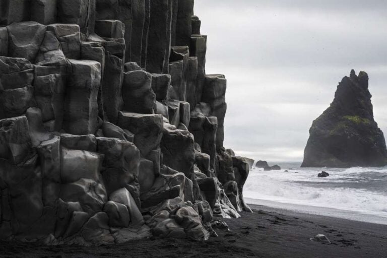 Le famose rocce basaltiche sulla spiaggia di sabbia nera vicino a Vik i Myrdal, in Islanda