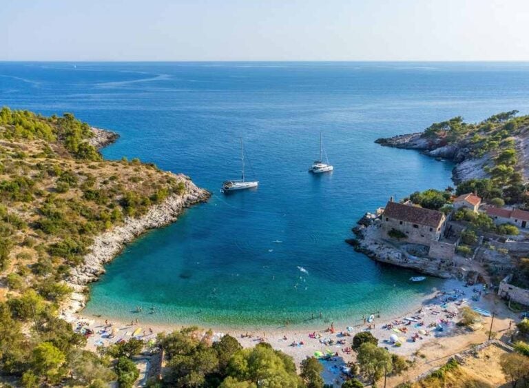Vista aerea della spiaggia di Dubovica sull'isola di Hvar, in Croazia.