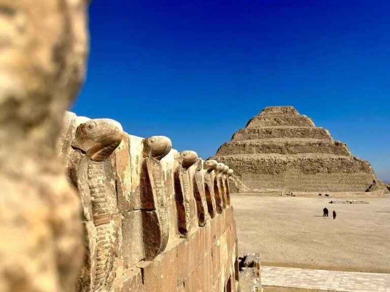 Fila di cobra presso la piramide a gradoni di Djoser a Saqqara, in Egitto.